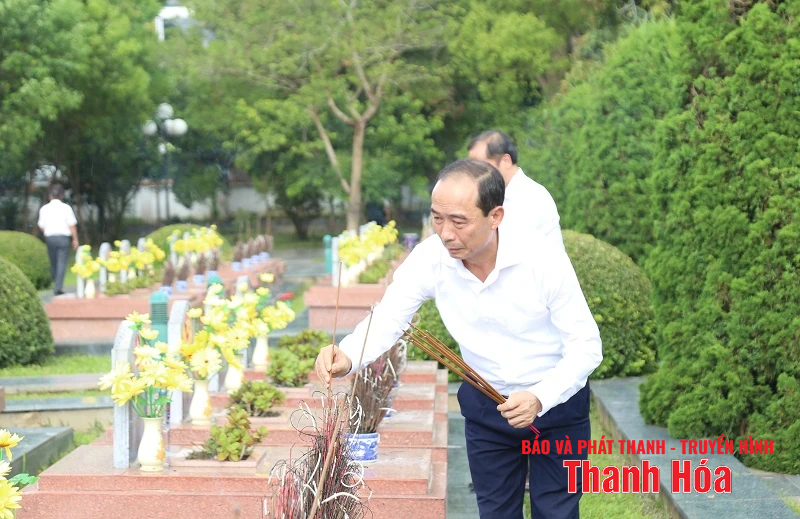 Phó Chủ tịch Thường trực HĐND tỉnh Lê Tiến Lam cùng đoàn đại biểu tỉnh Thanh Hóa viếng các anh hùng liệt sĩ tại tỉnh Điện Biên