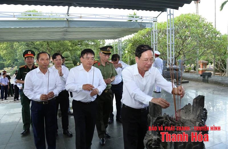 Phó Chủ tịch Thường trực HĐND tỉnh Lê Tiến Lam cùng đoàn đại biểu tỉnh Thanh Hóa viếng các anh hùng liệt sĩ tại tỉnh Điện Biên