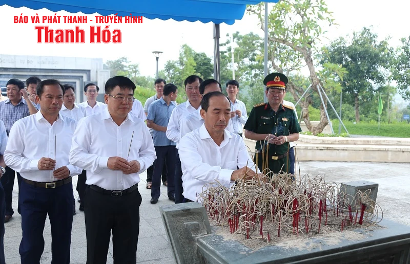 Đoàn đại biểu tỉnh Thanh Hóa viếng các anh hùng liệt sỹ hy sinh tại Chiến trường Điện Biên Phủ