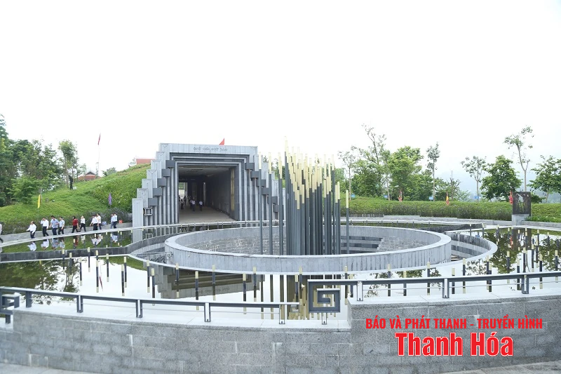 Đoàn đại biểu tỉnh Thanh Hóa viếng các anh hùng liệt sỹ hy sinh tại Chiến trường Điện Biên Phủ