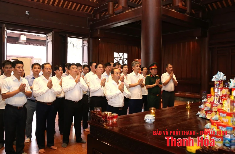 Đoàn đại biểu tỉnh Thanh Hóa viếng các anh hùng liệt sỹ hy sinh tại Chiến trường Điện Biên Phủ