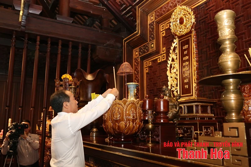 Đoàn đại biểu tỉnh Thanh Hóa viếng các anh hùng liệt sỹ hy sinh tại Chiến trường Điện Biên Phủ