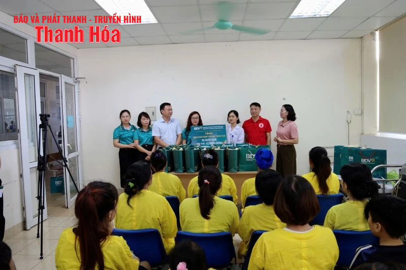 Trao quà cho trẻ em tại Bệnh viện Nhi Thanh Hóa