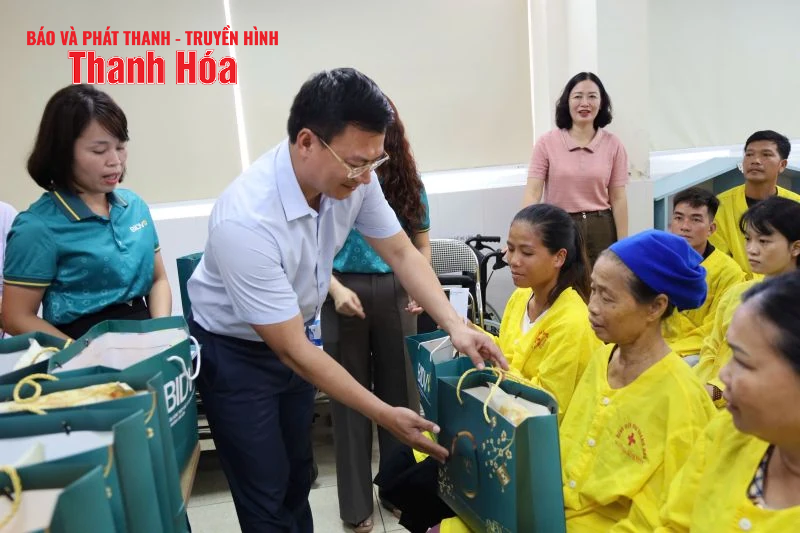 Trao quà cho trẻ em tại Bệnh viện Nhi Thanh Hóa