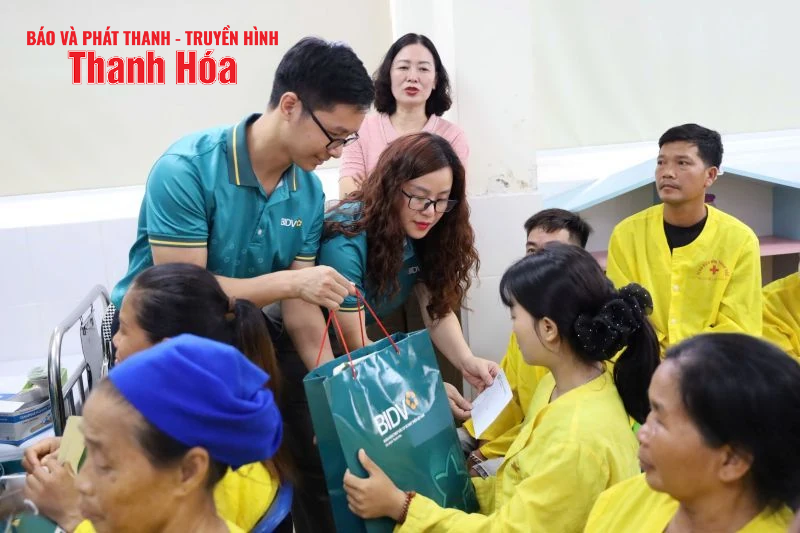 Trao quà cho trẻ em tại Bệnh viện Nhi Thanh Hóa