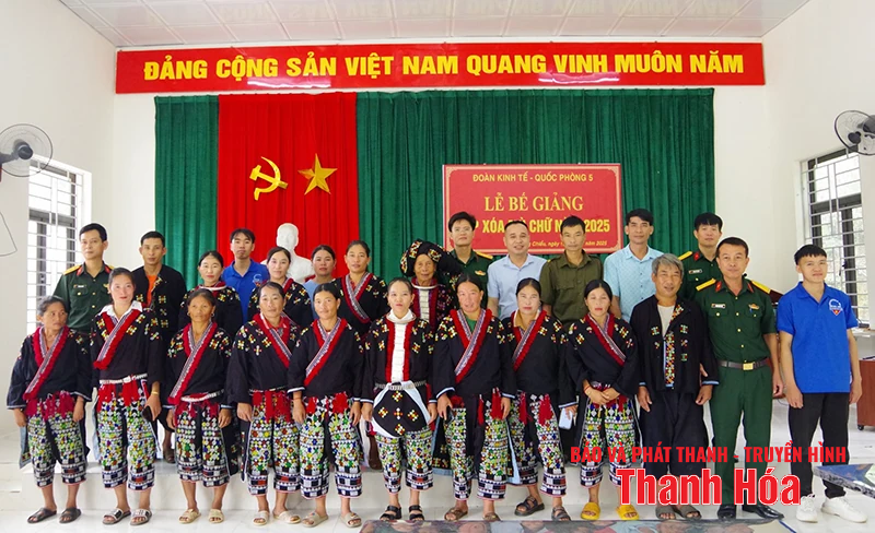 Bế giảng lớp xóa mù chữ cho phụ nữ dân tộc Dao