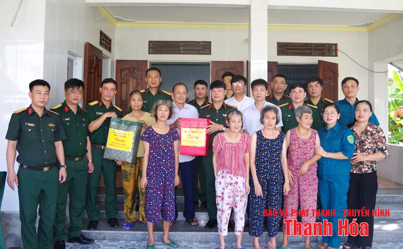 Bộ Tư lệnh Quân khu 4 thăm, tặng quà người có công trên địa bàn tỉnh Thanh Hóa