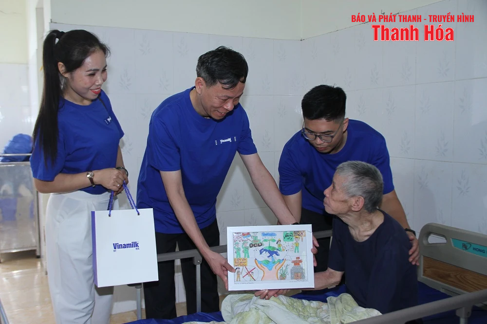 Vinamilk tri ân người có công tại Trung tâm chăm sóc, nuôi dưỡng người có công Thanh Hóa