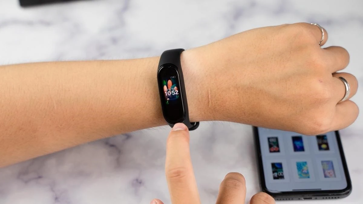 Vòng đeo tay thông minh và đồng hồ thông minh: Lựa chọn nào phù hợp với nhu cầu của bạn?