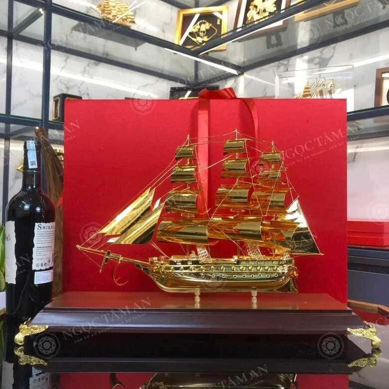 Bày trí mô hình thuyền buồm mạ vàng thế nào cho hợp phong thủy?