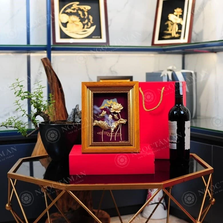 Bí quyết chọn mua tranh hoa sen mạ vàng giàu ý nghĩa, hợp phong thủy