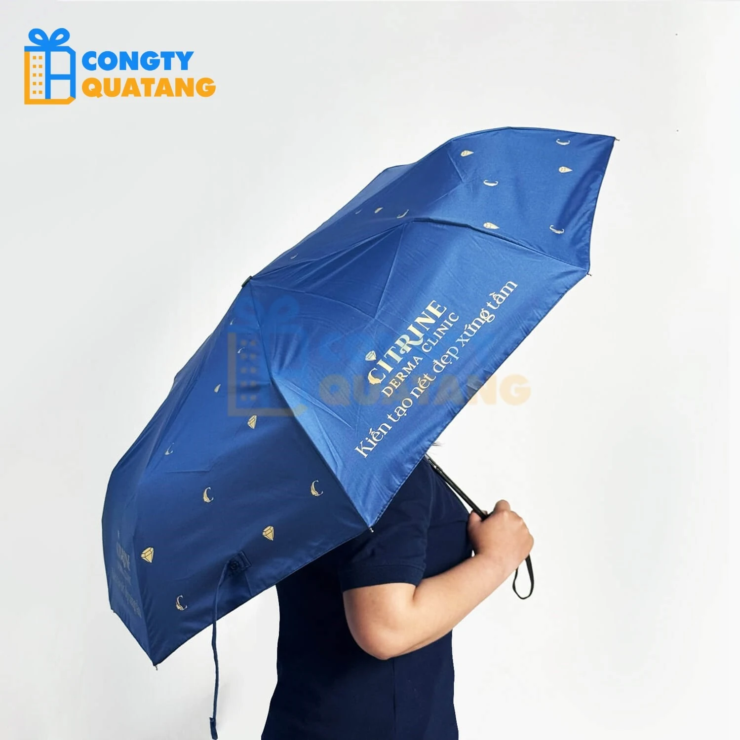 Công ty Quà tặng DTH: Sản xuất ô dù cầm tay in logo uy tín, chất lượng