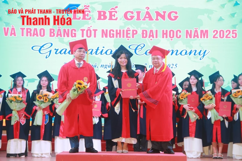 Trường Đại học Hồng Đức trao bằng tốt nghiệp Đại học năm 2025
