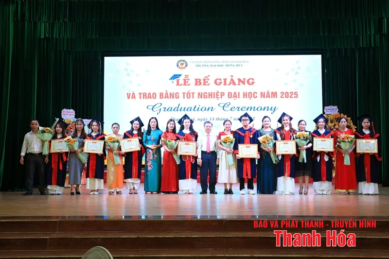 Trường Đại học Hồng Đức trao bằng tốt nghiệp Đại học năm 2025