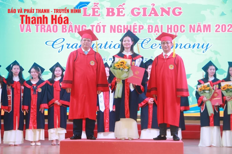 Trường Đại học Hồng Đức trao bằng tốt nghiệp Đại học năm 2025