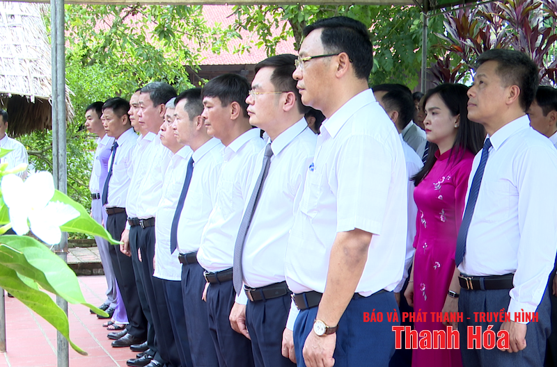 Dâng hương nhân kỷ niệm 95 năm ngày thành lập chi bộ Yên Trường