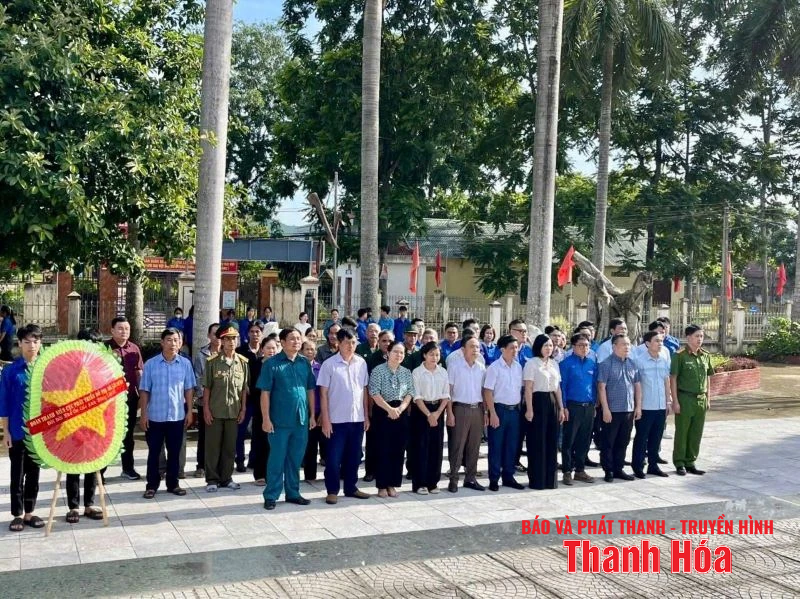 Trao tặng quà cho Mẹ Việt Nam anh hùng, các thương bệnh binh, gia đình chính sách tại xã Cẩm Tú