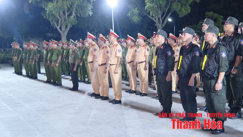 Đồng loạt ra quân thực hiện đợt cao điểm tổng kiểm tra, kiểm soát hành chính ban đêm