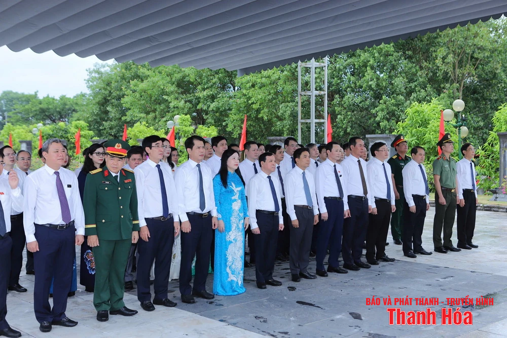 Đoàn đại biểu tỉnh dâng hoa, dâng hương Chủ tịch Hồ Chí Minh, Mẹ Việt Nam Anh hùng và các Anh hùng liệt sỹ nhân Ngày Thương binh - Liệt sỹ
