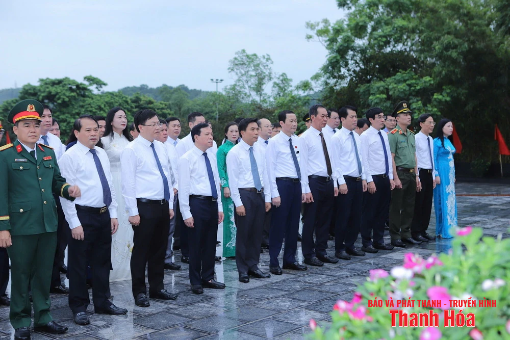 Đoàn đại biểu tỉnh dâng hoa, dâng hương Chủ tịch Hồ Chí Minh, Mẹ Việt Nam Anh hùng và các Anh hùng liệt sỹ nhân Ngày Thương binh - Liệt sỹ