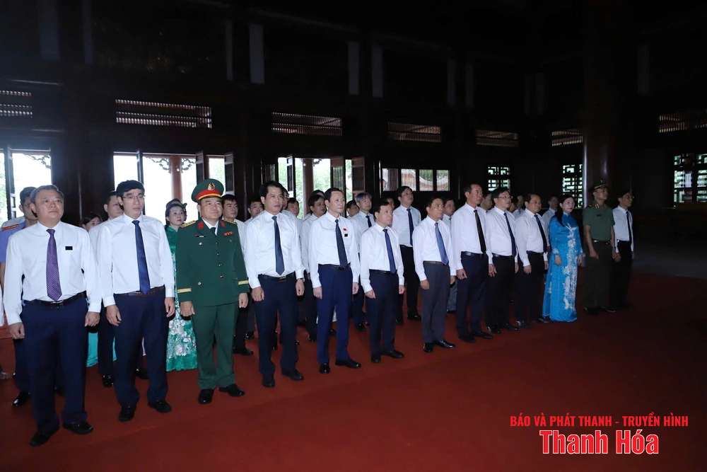 Đoàn đại biểu tỉnh dâng hoa, dâng hương Chủ tịch Hồ Chí Minh, Mẹ Việt Nam Anh hùng và các Anh hùng liệt sỹ nhân Ngày Thương binh - Liệt sỹ