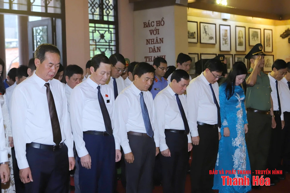 Đoàn đại biểu tỉnh dâng hoa, dâng hương Chủ tịch Hồ Chí Minh, Mẹ Việt Nam Anh hùng và các Anh hùng liệt sỹ nhân Ngày Thương binh - Liệt sỹ