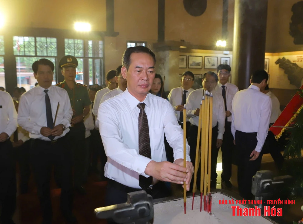 Đoàn đại biểu tỉnh dâng hoa, dâng hương Chủ tịch Hồ Chí Minh, Mẹ Việt Nam Anh hùng và các Anh hùng liệt sỹ nhân Ngày Thương binh - Liệt sỹ