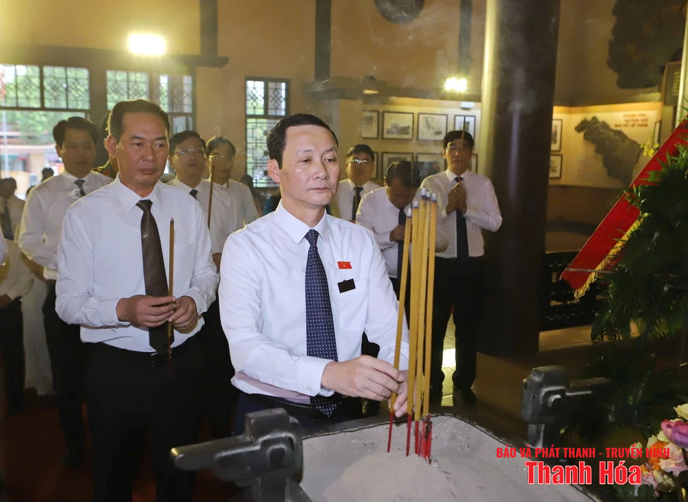 Đoàn đại biểu tỉnh dâng hoa, dâng hương Chủ tịch Hồ Chí Minh, Mẹ Việt Nam Anh hùng và các Anh hùng liệt sỹ nhân Ngày Thương binh - Liệt sỹ