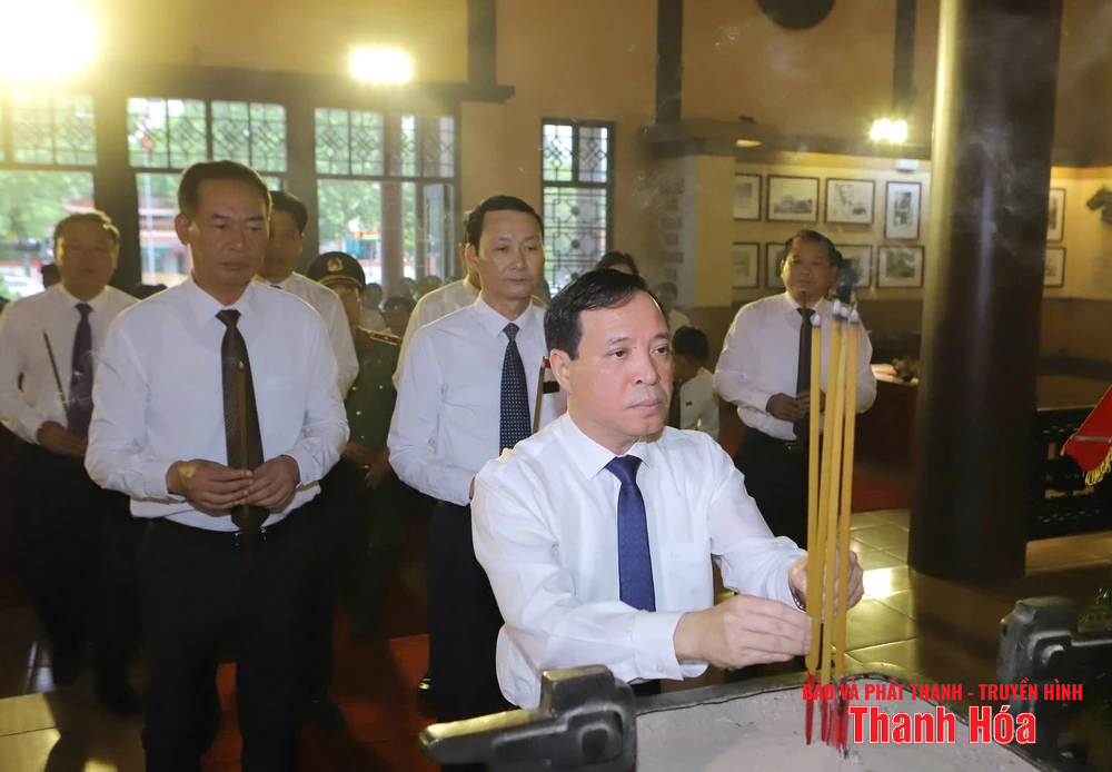 Đoàn đại biểu tỉnh dâng hoa, dâng hương Chủ tịch Hồ Chí Minh, Mẹ Việt Nam Anh hùng và các Anh hùng liệt sỹ nhân Ngày Thương binh - Liệt sỹ