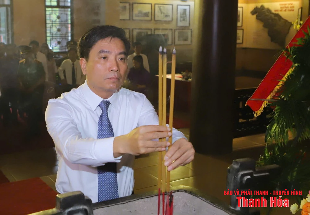 Đoàn đại biểu tỉnh dâng hoa, dâng hương Chủ tịch Hồ Chí Minh, Mẹ Việt Nam Anh hùng và các Anh hùng liệt sỹ nhân Ngày Thương binh - Liệt sỹ