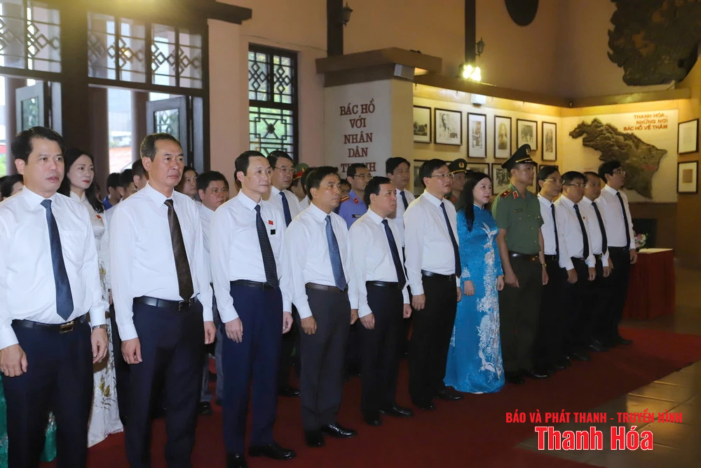 Đoàn đại biểu tỉnh dâng hoa, dâng hương Chủ tịch Hồ Chí Minh, Mẹ Việt Nam Anh hùng và các Anh hùng liệt sỹ nhân Ngày Thương binh - Liệt sỹ