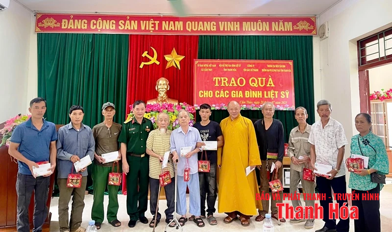 Tặng quà tri ân thân nhân liệt sĩ tại xã Cẩm Thủy