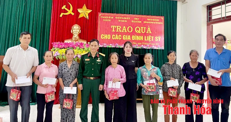 Tặng quà tri ân thân nhân liệt sĩ tại xã Cẩm Thủy