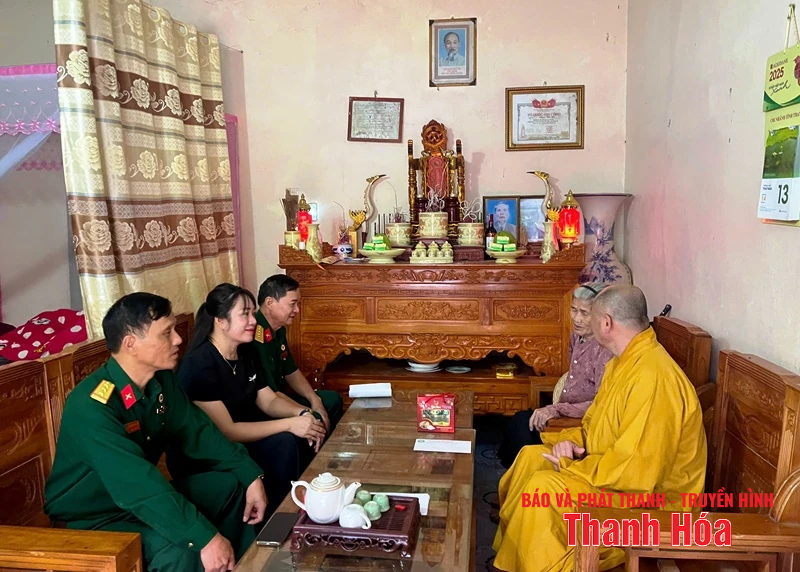 Tặng quà tri ân thân nhân liệt sĩ tại xã Cẩm Thủy