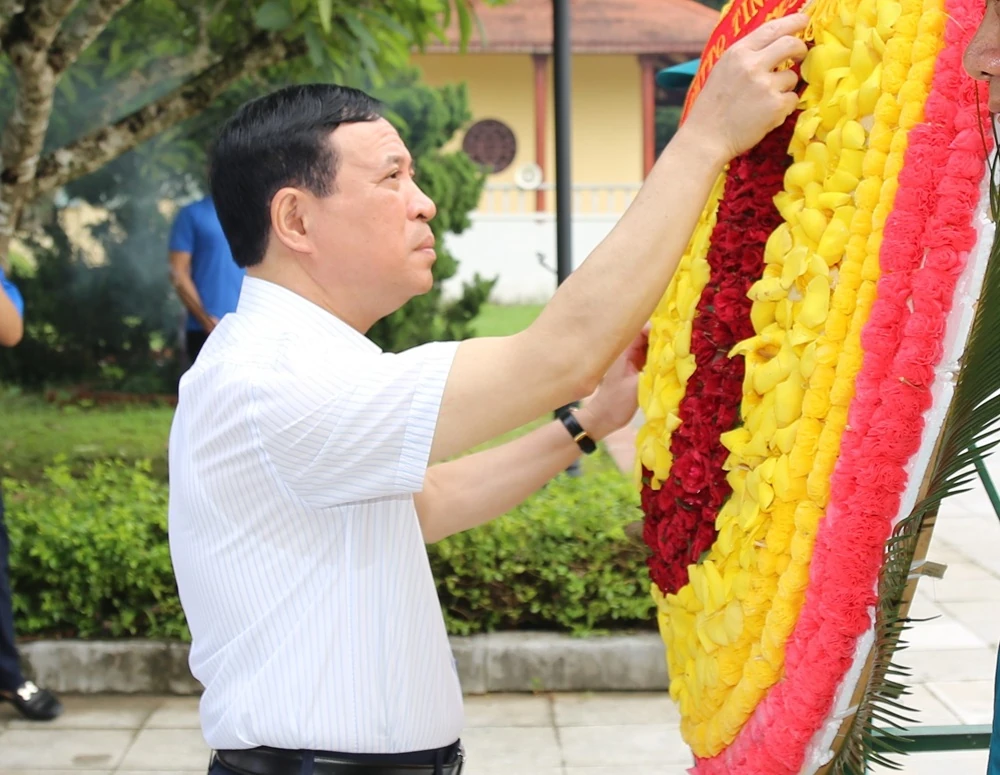 Phó Bí thư Thường trực Tỉnh ủy Lại Thế Nguyên viếng nghĩa trang liệt sĩ và thăm, tặng quà gia đình chính sách