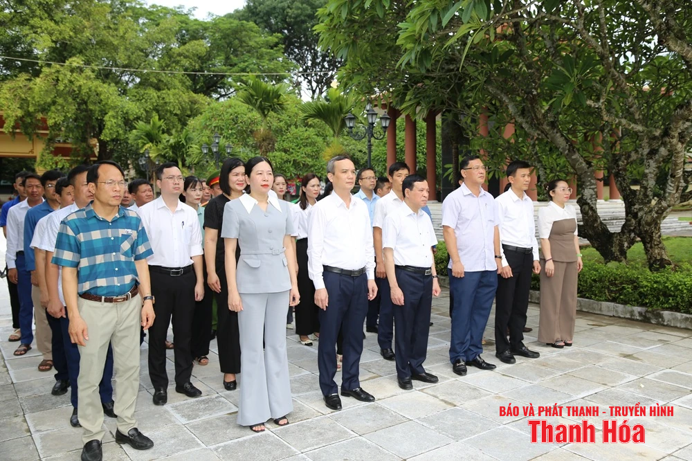 Phó Bí thư Thường trực Tỉnh ủy Lại Thế Nguyên viếng nghĩa trang liệt sĩ và thăm, tặng quà gia đình chính sách