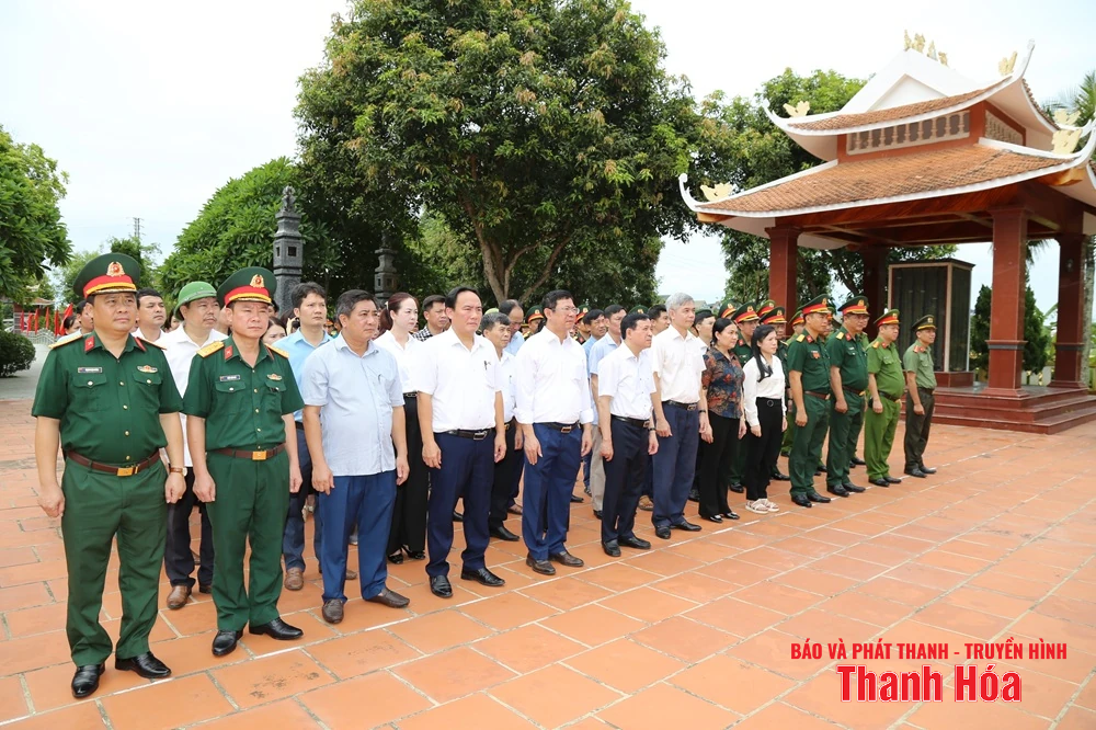 Phó Bí thư Thường trực Tỉnh ủy Lại Thế Nguyên viếng nghĩa trang liệt sĩ và thăm, tặng quà gia đình chính sách