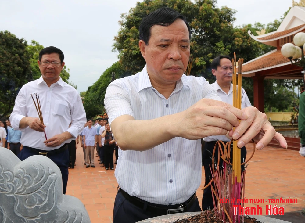 Phó Bí thư Thường trực Tỉnh ủy Lại Thế Nguyên viếng nghĩa trang liệt sĩ và thăm, tặng quà gia đình chính sách