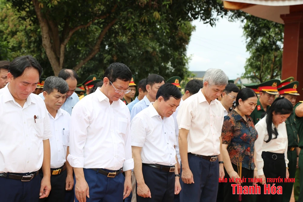 Phó Bí thư Thường trực Tỉnh ủy Lại Thế Nguyên viếng nghĩa trang liệt sĩ và thăm, tặng quà gia đình chính sách