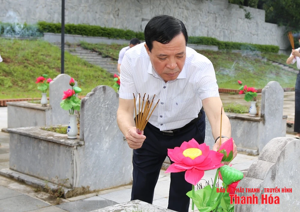 Phó Bí thư Thường trực Tỉnh ủy Lại Thế Nguyên viếng nghĩa trang liệt sĩ và thăm, tặng quà gia đình chính sách