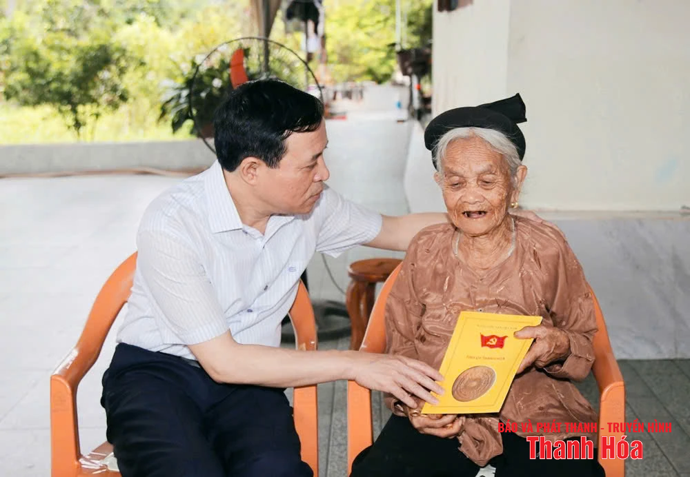 Phó Bí thư Thường trực Tỉnh ủy Lại Thế Nguyên viếng nghĩa trang liệt sĩ và thăm, tặng quà gia đình chính sách