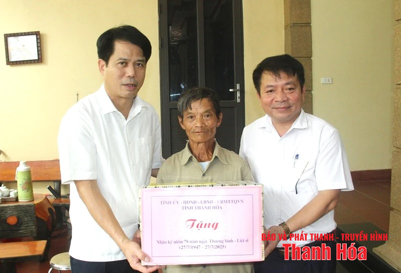 Trưởng Ban Tuyên giáo và Dân vận Tỉnh ủy Đào Xuân Yên thăm, tặng quà các gia đình chính sách