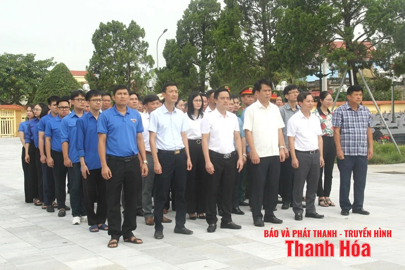 Trưởng Ban Tuyên giáo và Dân vận Tỉnh ủy Đào Xuân Yên thăm, tặng quà các gia đình chính sách