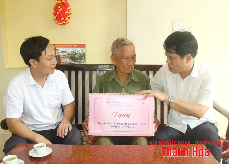 Trưởng Ban Tuyên giáo và Dân vận Tỉnh ủy Đào Xuân Yên thăm, tặng quà các gia đình chính sách