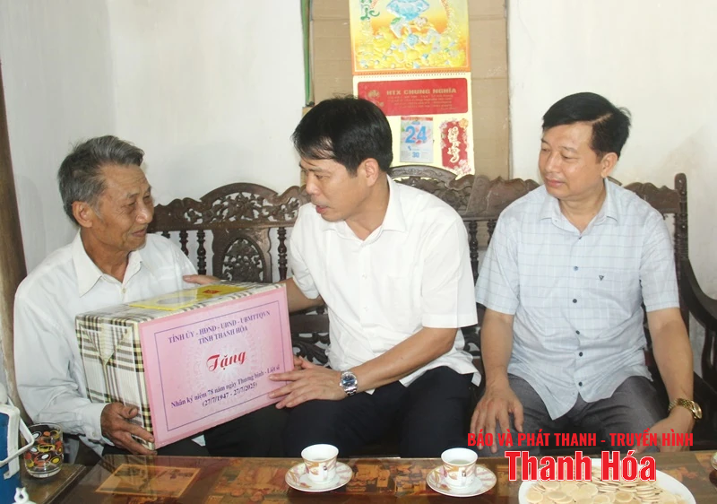 Trưởng Ban Tuyên giáo và Dân vận Tỉnh ủy Đào Xuân Yên thăm, tặng quà các gia đình chính sách