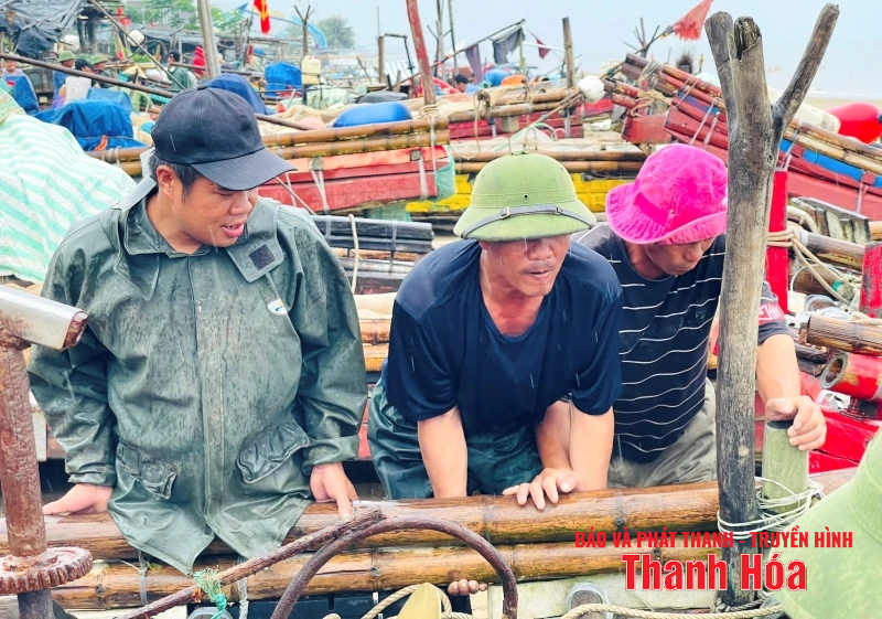 Ngư dân Thanh Hóa khẩn trương đưa tàu thuyền tránh trú bão an toàn