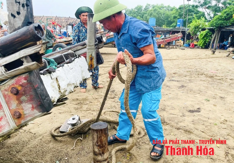 Ngư dân Thanh Hóa khẩn trương đưa tàu thuyền tránh trú bão an toàn
