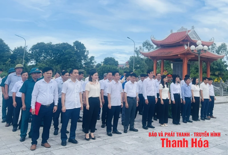 Trưởng ban Nội chính Tỉnh ủy thăm, tặng quà gia đình chính sách tại xã Quảng Ninh và Quảng Bình