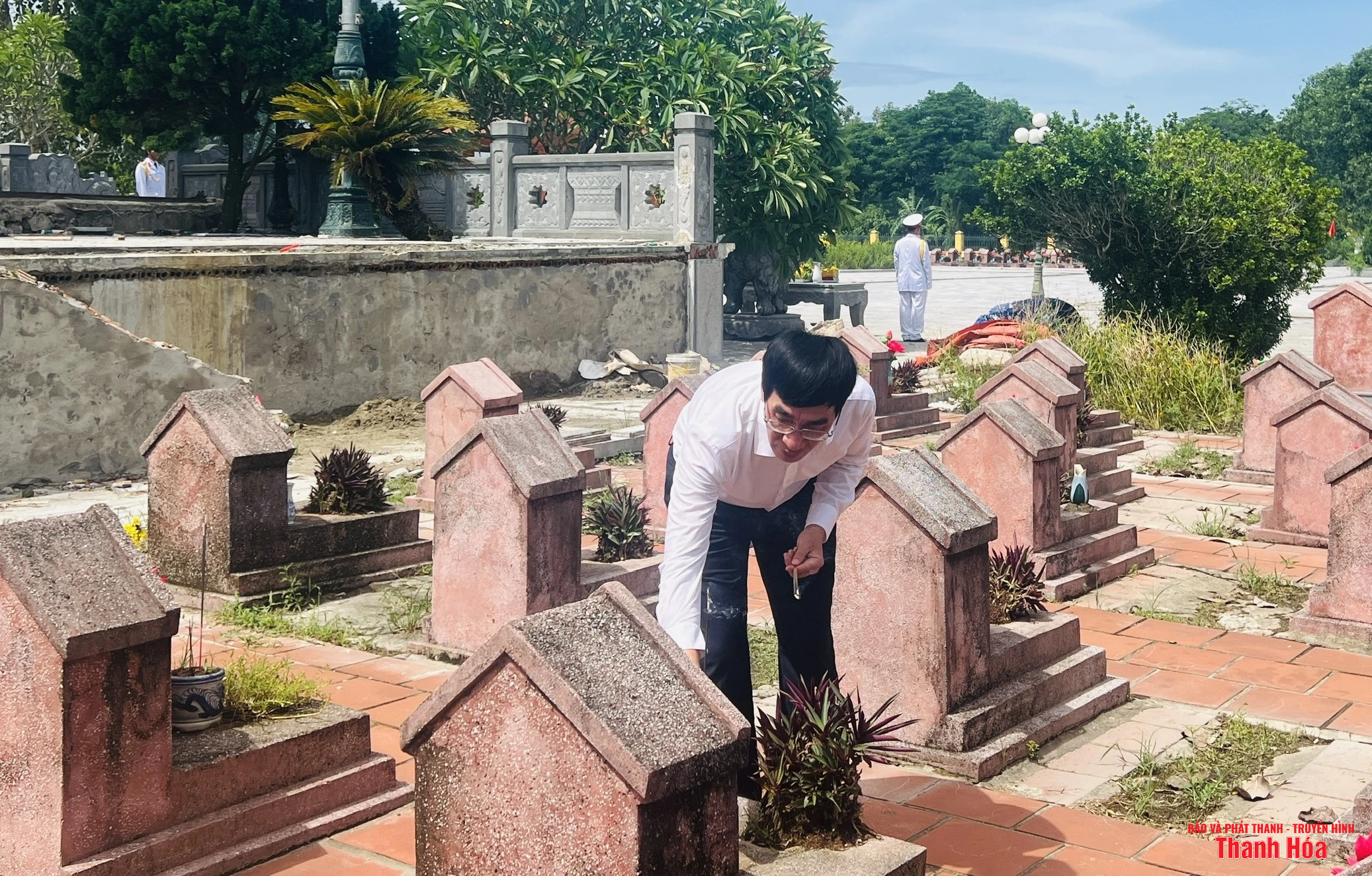 Trưởng ban Nội chính Tỉnh ủy thăm, tặng quà gia đình chính sách tại xã Quảng Ninh và Quảng Bình