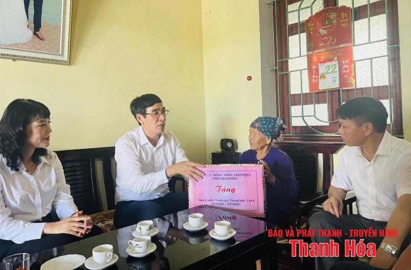 Trưởng ban Nội chính Tỉnh ủy thăm, tặng quà gia đình chính sách tại xã Quảng Ninh và Quảng Bình